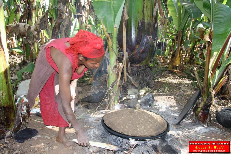Ethiopia - Preparazione del kotcho pane tradizionale - 05.jpg